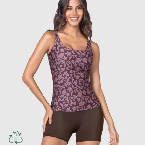 Traje de baño con camiseta y short elaborado con botellas PET