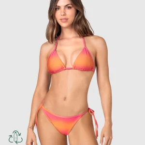 Bikini de copas triangulares elaborado con PET reciclado