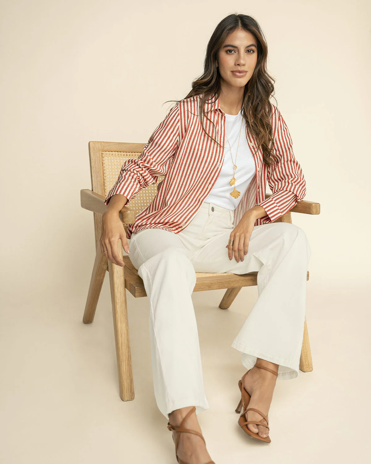 Blusa manga larga con botón funcional y mangas con botón - Imagen 2