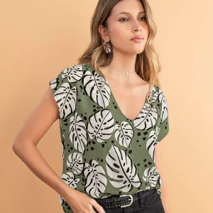 Blusa manga corta estampada con cuello en V