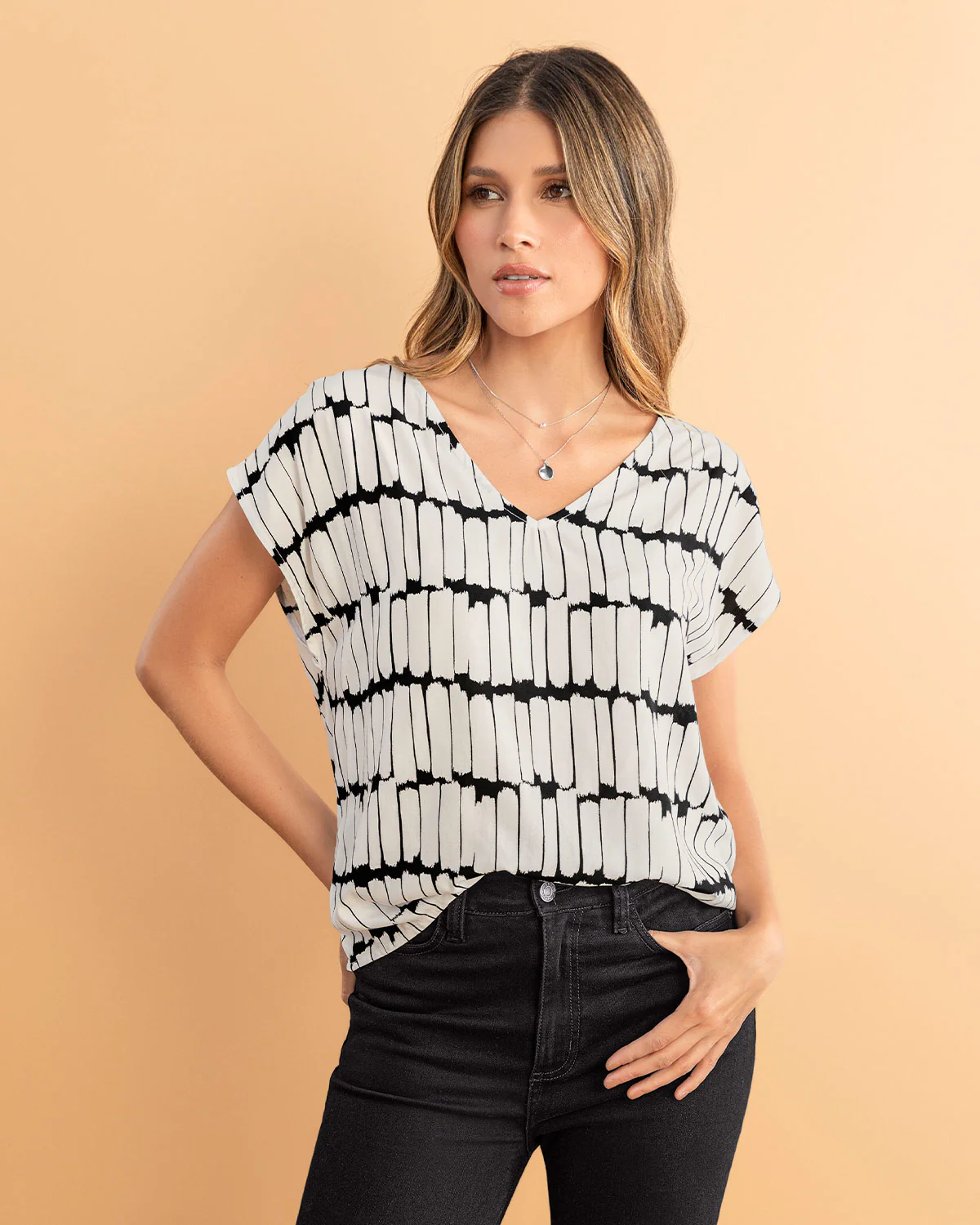 Blusa manga corta estampada con cuello en V - Imagen 4