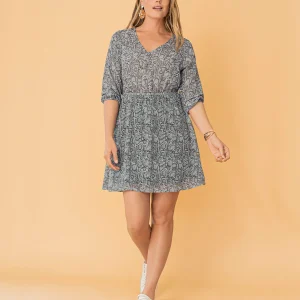 Vestido corto estampado con elástico en mangas y cintura