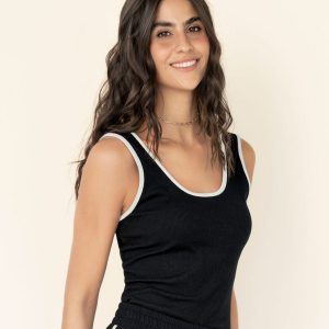 Camiseta con detalle en contraste en cuello y sisa