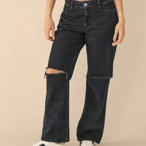 Jean con bota ancha y abertura en rodilla